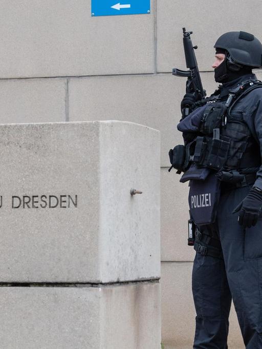 Zwei stark bewaffnete Polizisten stehen vor der Jüdischen Gemeinde zu Dresden.