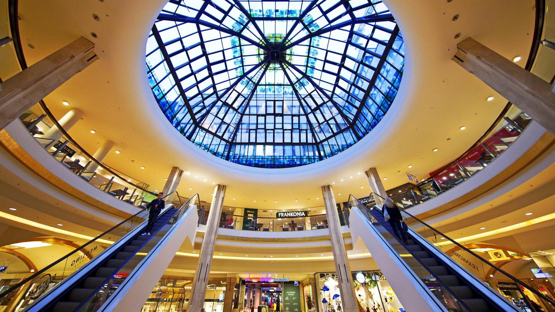 Zentrale Kuppelhalle der Koe-Galerie, einer Shoppingmall in Düsseldorf