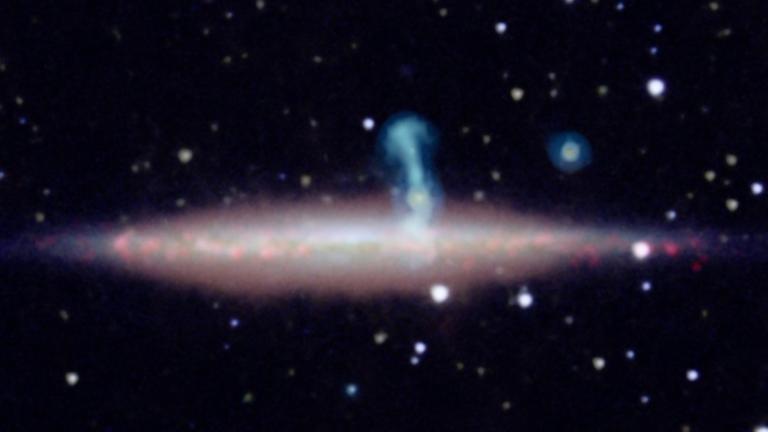 Die Galaxie UGC 10288 und der Jet der dahinter verborgenen aktiven Galaxie