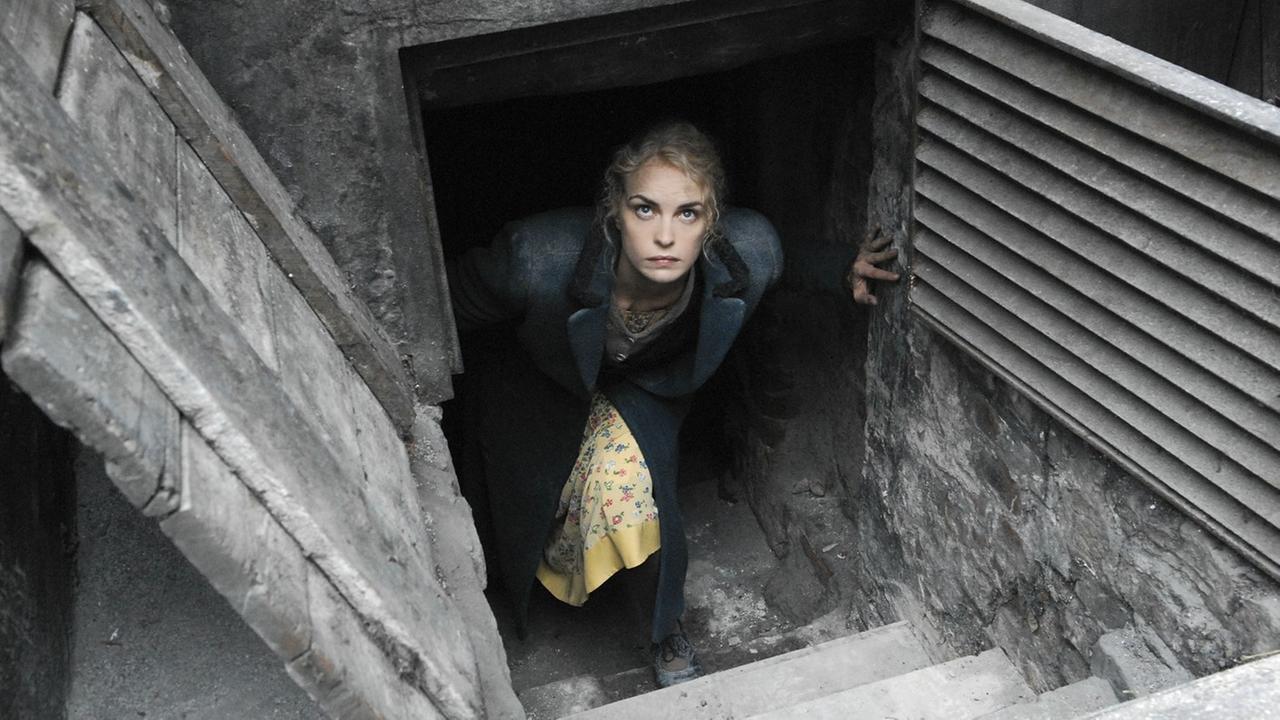 Anonyma, gespielt von Nina Hoss, in einer Szene des Films "Anonyma - eine Frau in Berlin". Anonyma, gespielt von Nina Hoss, in einer Szene des Films "Anonyma - eine Frau in Berlin".