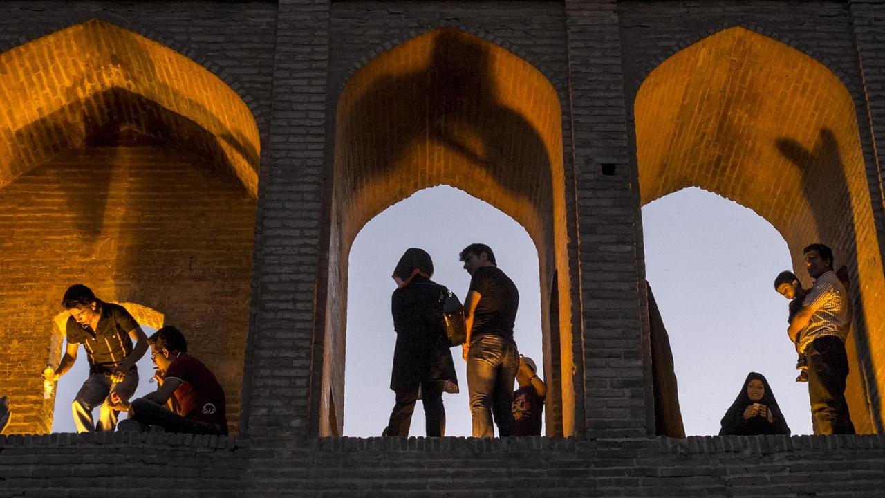 Junge Iranerinnen und Iraner auf einer der alten Brücken von Isfahan Junge Iranerinnen und Iraner auf einer der alten Brücken von Isfahan