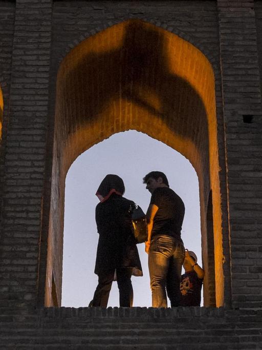 Junge Iranerinnen und Iraner auf einer der alten Brücken von Isfahan