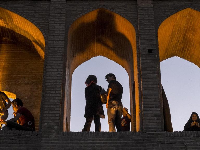Junge Iranerinnen und Iraner auf einer der alten Brücken von Isfahan