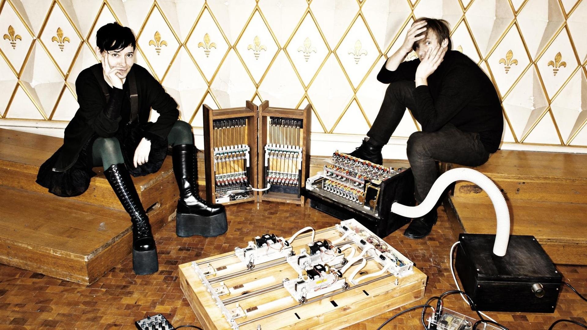 Das elektronische Musikensemble gamut inc, bestehend aus Maciej Sledziecki und Marion Wörle. Das elektronische Musikensemble gamut inc, bestehend aus Maciej Sledziecki und Marion Wörle.