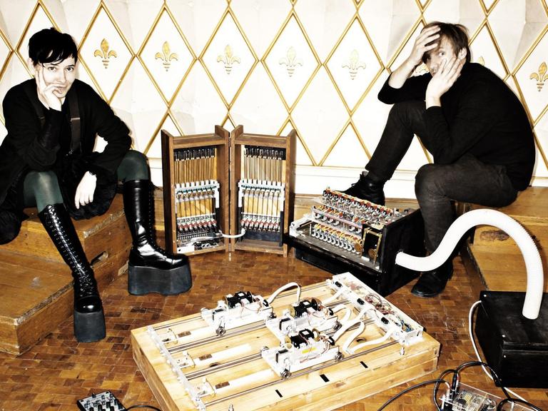 Das elektronische Musikensemble gamut inc, bestehend aus Maciej Sledziecki und Marion Wörle.