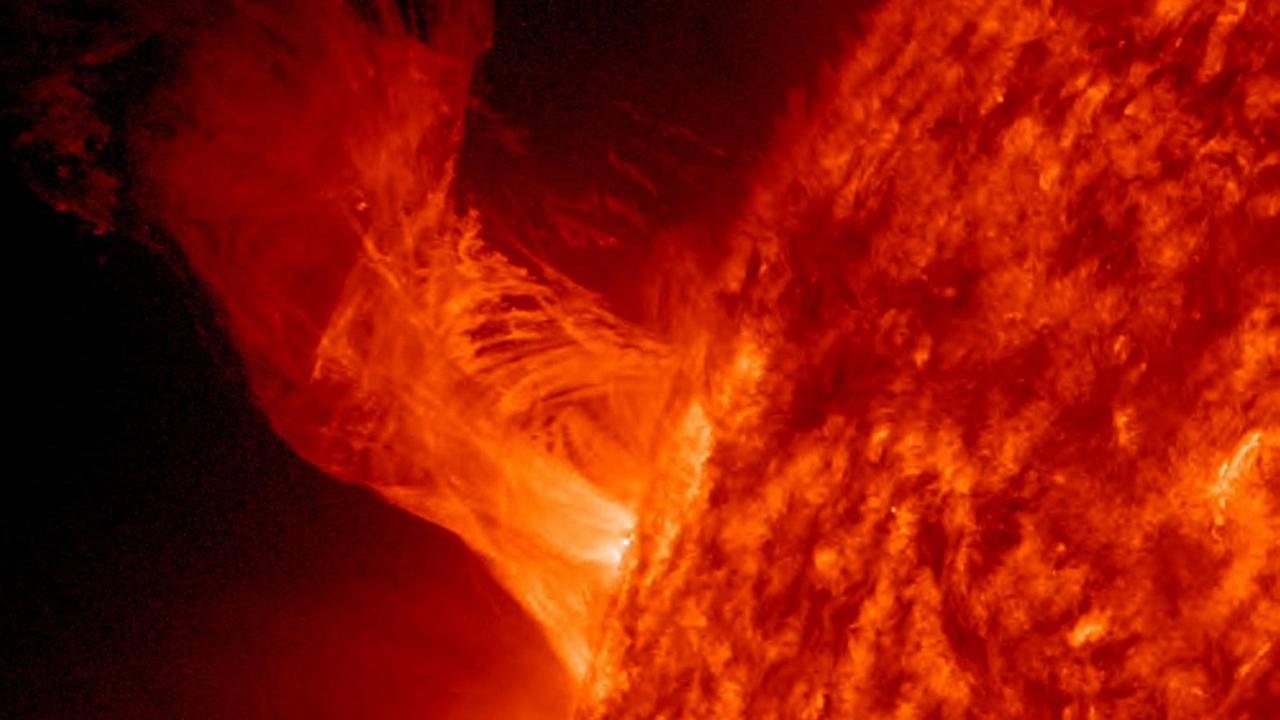 Ein Farbfoto zeigt eine Art gewaltigen Feuerball, der einer Lavakugel ähnelt, davon löst sich eine gewaltige Flamme NASA/SDO