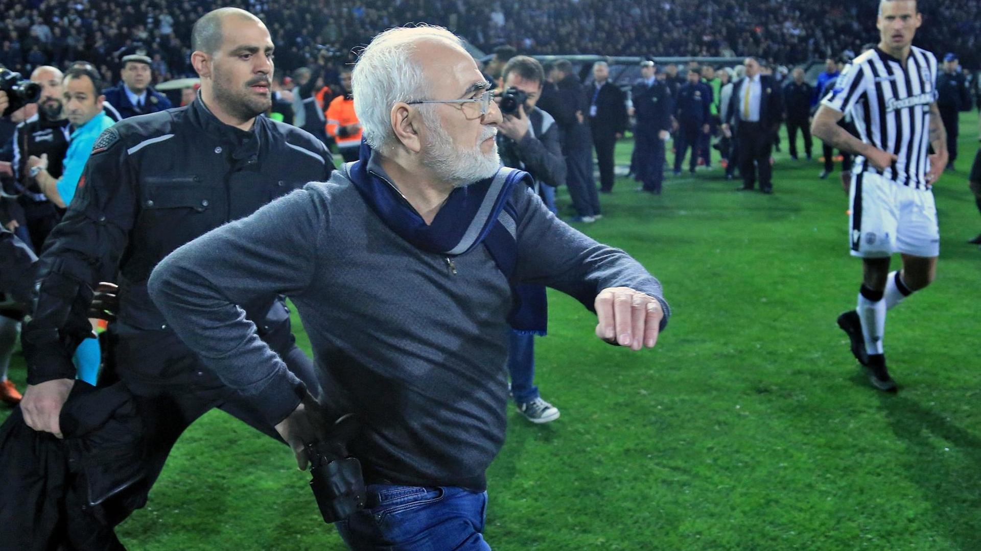 PAOK-Besitzer und Präsident Iwan Savvidis stürmte mitsamt Pistole am Gürtel das Spielfeld PAOK-Besitzer und Präsident Iwan Savvidis stürmte mitsamt Pistole am Gürtel das Spielfeld