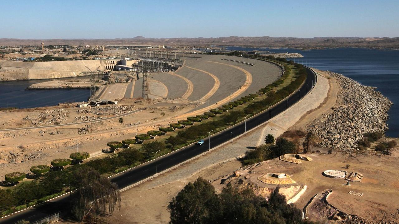 Blick auf den Assuan-Staudamm in Ägypten. Blick auf den Assuan-Staudamm in Ägypten.