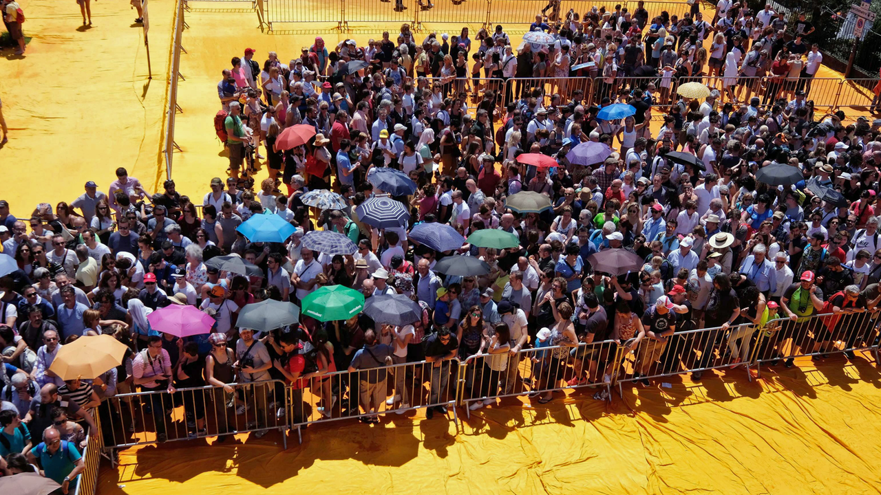 Die "Floating Piers" von Christo am Iseosee in Italien. Die "Floating Piers" von Christo am Iseosee in Italien.