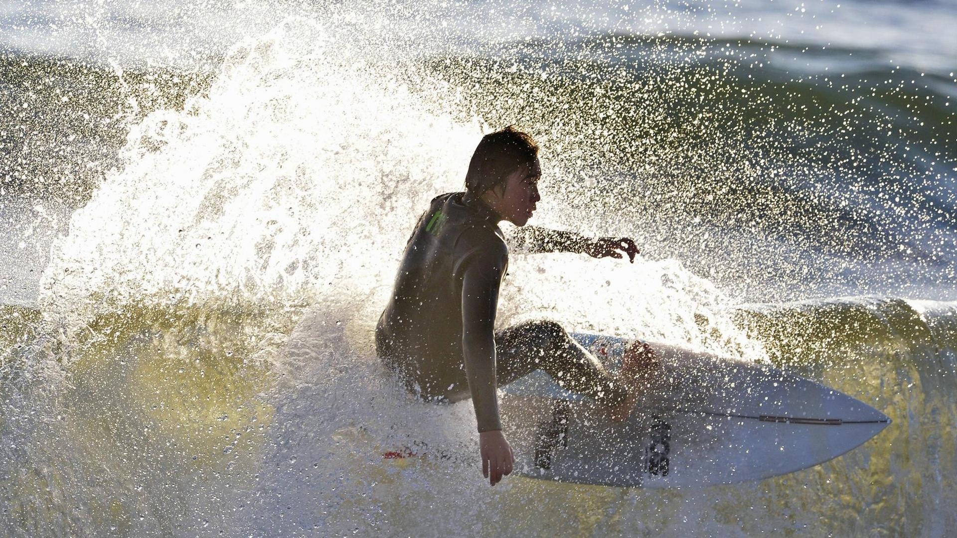 Surfer in Japan: Bei den Olympischen Spielen 2020 in Tokio wird der Deutsche Wellenreitverband erstmals teilnehmen. Surfer in Japan: Bei den Olympischen Spielen 2020 in Tokio wird der Deutsche Wellenreitverband erstmals teilnehmen.