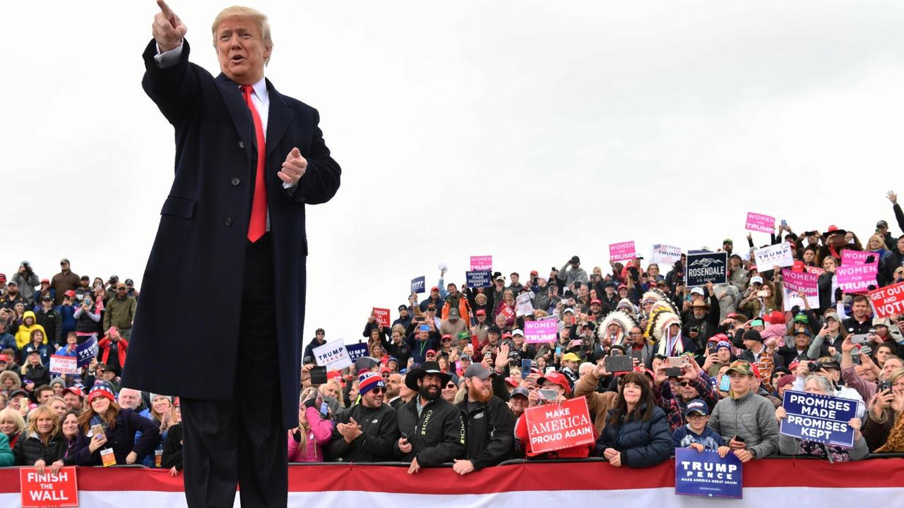 Donald Trump in Montana; er steht auf einer Bühne, hinter ihm Zuschauer. Donald Trump in Montana; er steht auf einer Bühne, hinter ihm Zuschauer.