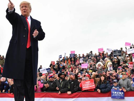 Donald Trump in Montana; er steht auf einer Bühne, hinter ihm Zuschauer.