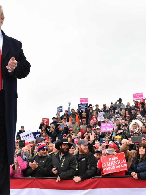 Donald Trump in Montana; er steht auf einer Bühne, hinter ihm Zuschauer.
