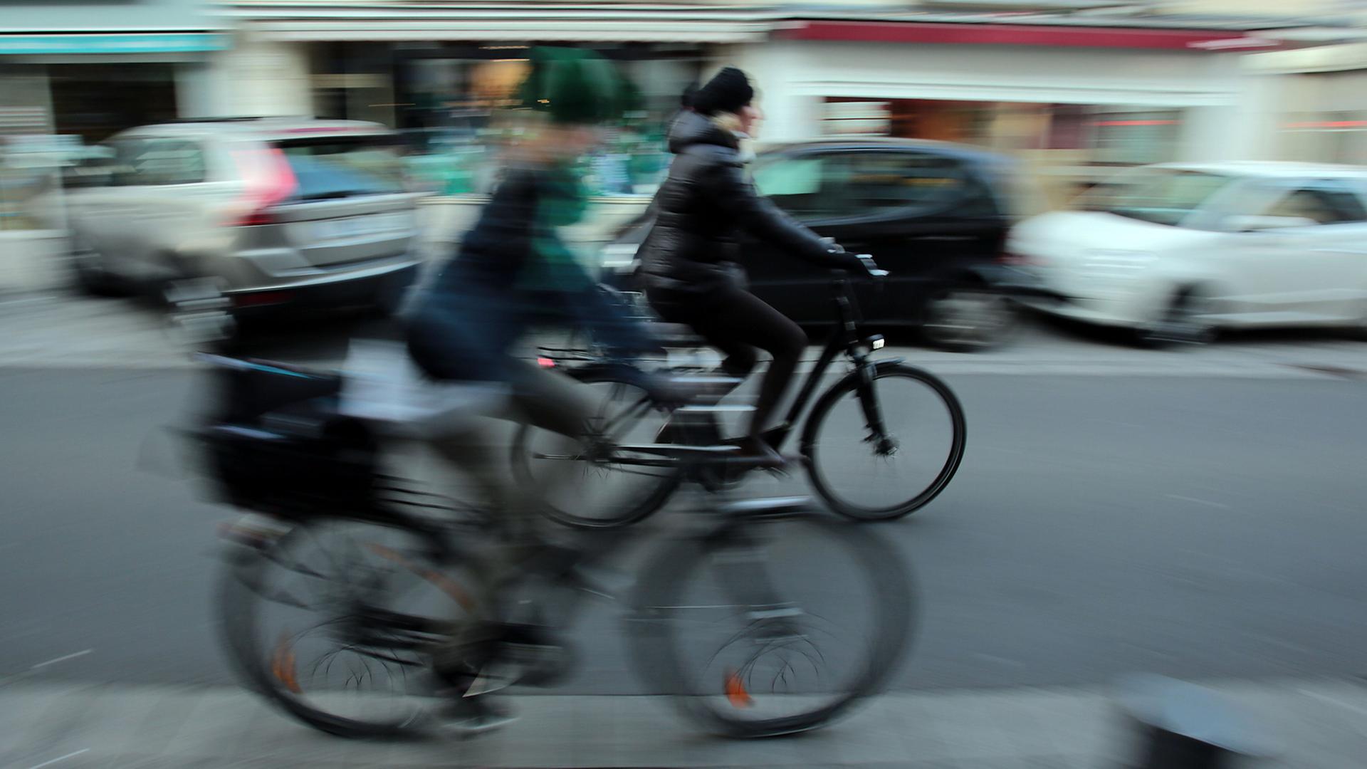 Radfahrer, unterwegs auf einer Straße in Köln Radfahrer, unterwegs auf einer Straße in Köln