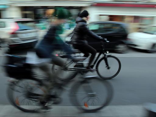 Radfahrer, unterwegs auf einer Straße in Köln