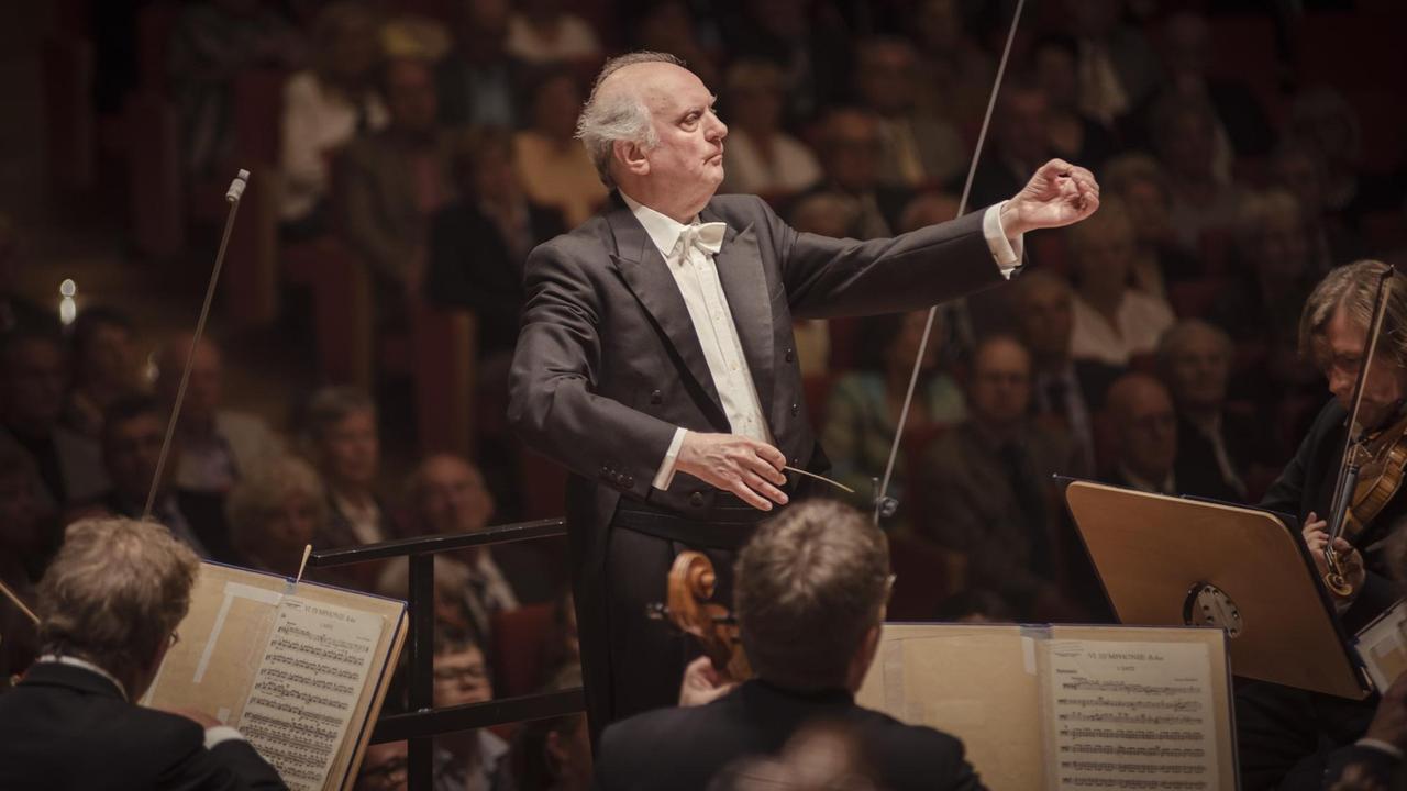 Der Dirigent am Pult des Orchesters. Der Dirigent am Pult des Orchesters.