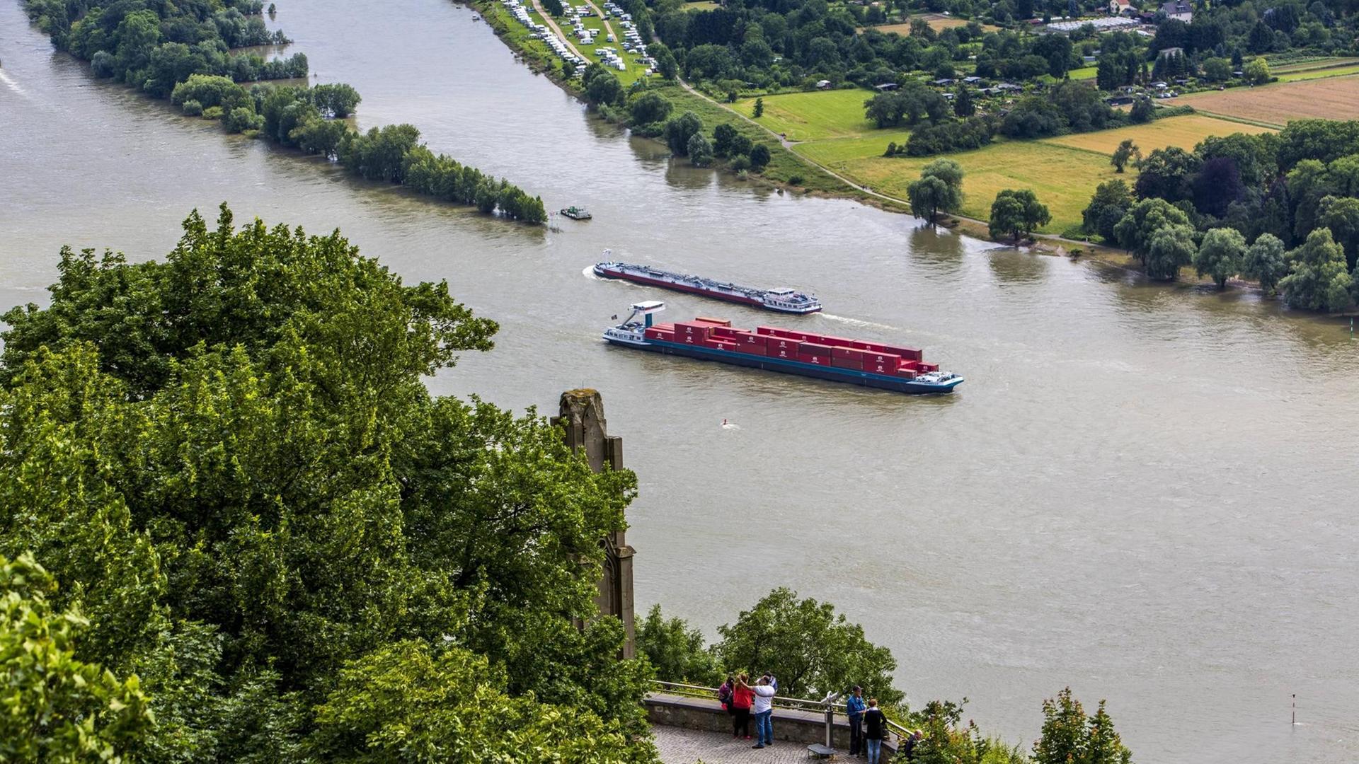 Blick vom Drachenfels, Siebengebirge, auf ein Containerschiff. Blick vom Drachenfels, Siebengebirge, auf ein Containerschiff.
