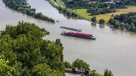 Blick vom Drachenfels, Siebengebirge, auf ein Containerschiff.