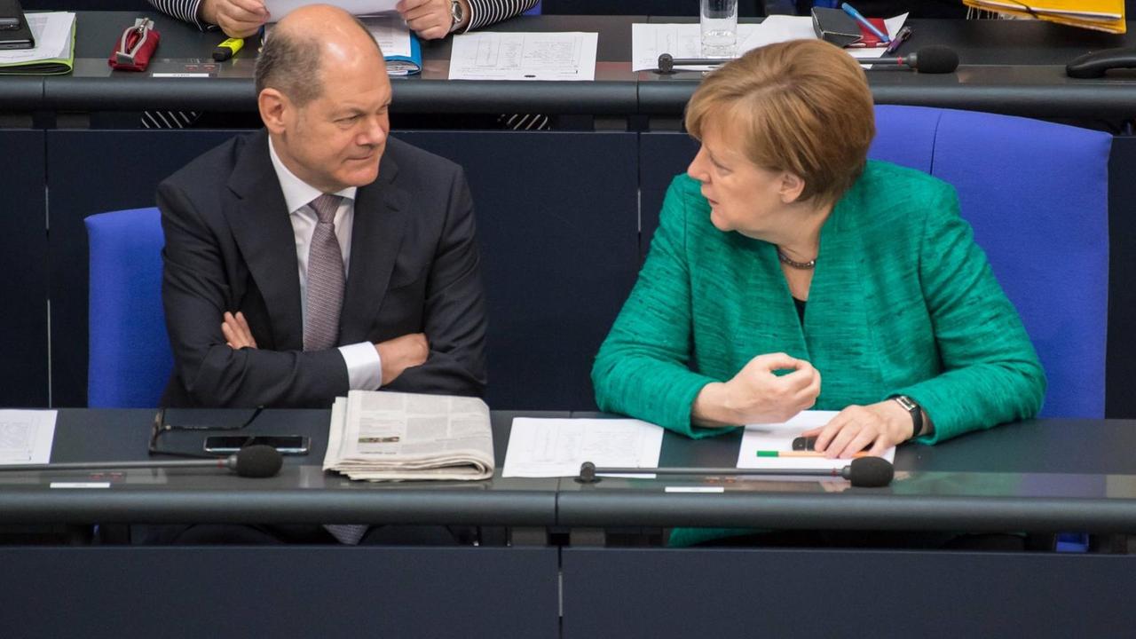 Bundestag 70 Jahre Israel 29. Sitzung des Deutschen Bundestag am Donnerstag den 26. April 2018. Im Bild vlnr.: Finanzminister Olaf Scholz und Bundeskanzlerin Angela Merkel unterhalten sich waehrend der Bebatte ueber einen Antrag der Fraktionen der CDU/CSU, SPD und FDP 70 Jahre Gruendung des Staates Israel - In historischer Verantwortung unsere zukunftsgerichtete Freundschaft. Bundestag 70 Jahre Israel 29. Sitzung des Deutschen Bundestag am Donnerstag den 26. April 2018. Im Bild vlnr.: Finanzminister Olaf Scholz und Bundeskanzlerin Angela Merkel unterhalten sich waehrend der Bebatte ueber einen Antrag der Fraktionen der CDU/CSU, SPD und FDP 70 Jahre Gruendung des Staates Israel - In historischer Verantwortung unsere zukunftsgerichtete Freundschaft.