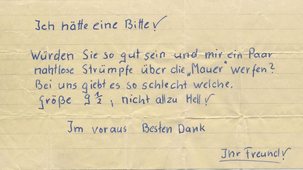 Auf einem Kassiber steht handschriftlich: "Ich hätte eine Bitte! Würden Sie so gut sein und mir ein Paar nahtlose Strümpfe über die 'Mauer' werfen? Bei uns gibt es so schlecht welche. Größe 9,5, nich allzu hell. Im Voraus besten Dank, Ihr Freund!" Auf einem Kassiber steht handschriftlich: "Ich hätte eine Bitte! Würden Sie so gut sein und mir ein Paar nahtlose Strümpfe über die 'Mauer' werfen? Bei uns gibt es so schlecht welche. Größe 9,5, nich allzu hell. Im Voraus besten Dank, Ihr Freund!"