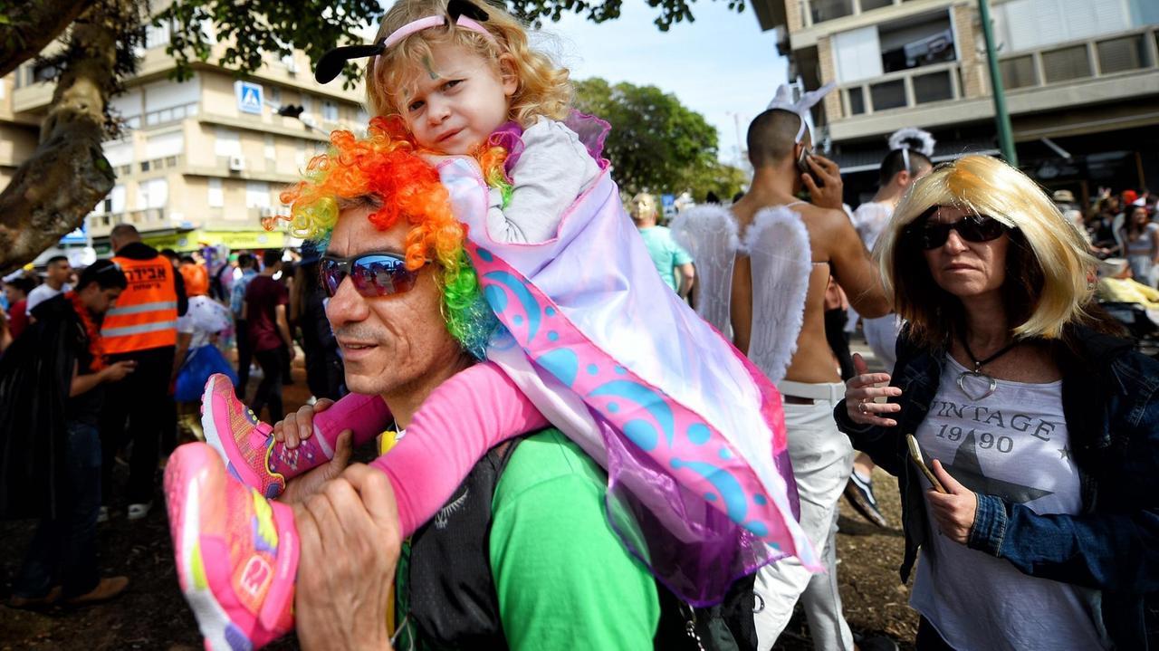 Purim-Fest in Tel Aviv: Menschen ziehen verkleidet durch die Straßen.