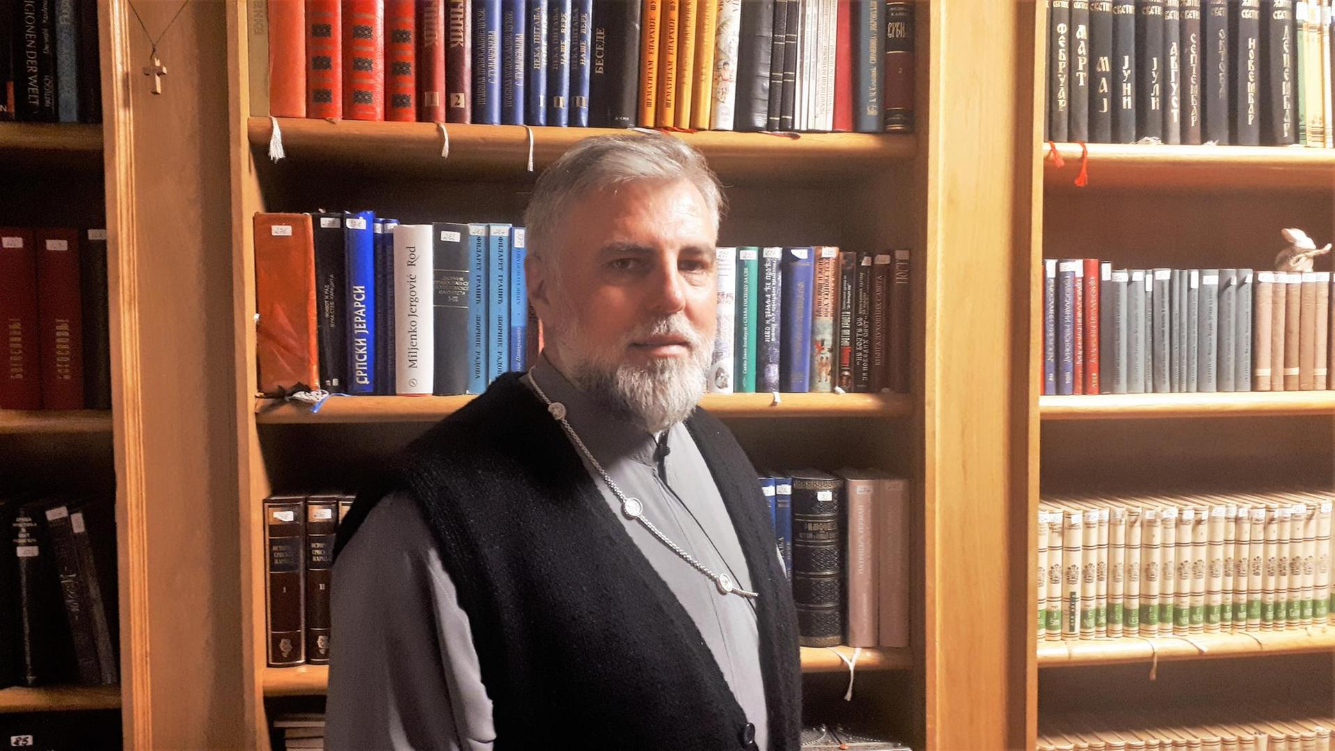 Grigorije Duric, serbisch-orthodoxer Bischof von Düsseldorf und Deutschland vor seiner Bücherwand Grigorije Duric, serbisch-orthodoxer Bischof von Düsseldorf und Deutschland vor seiner Bücherwand