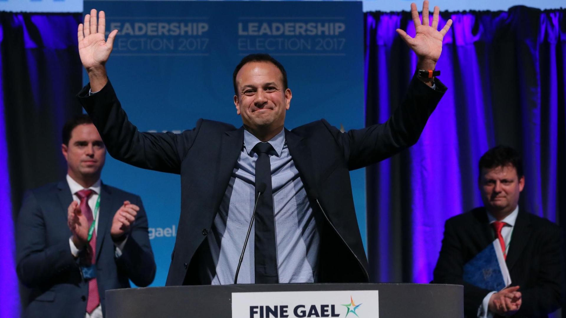 Leo Varadkar hebt an einem Podium im Jubel die Hände.