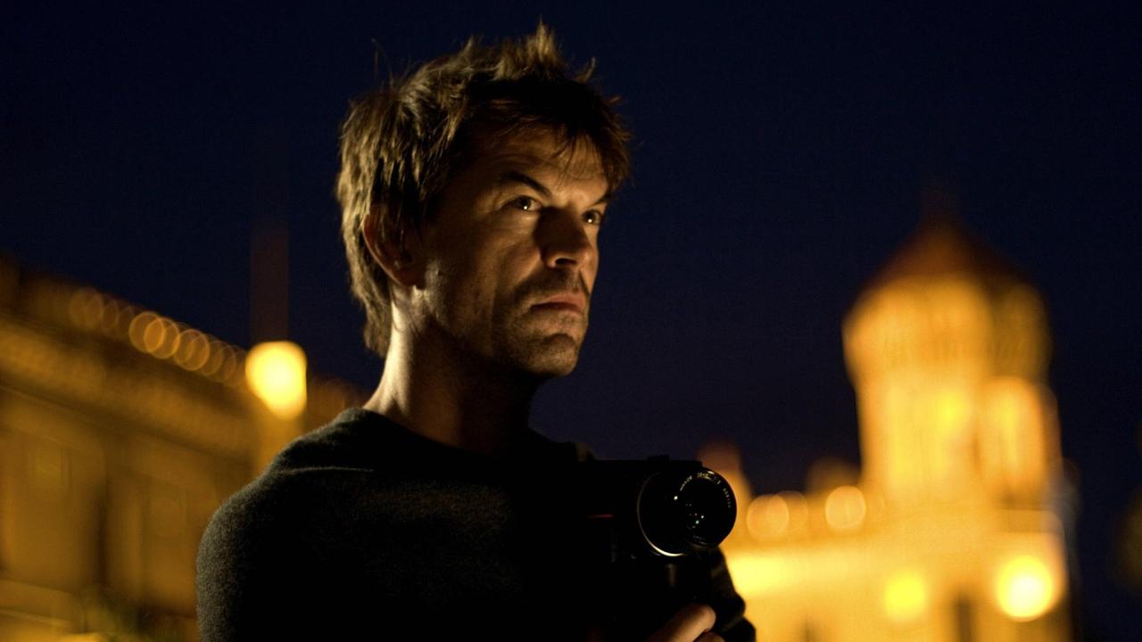 Campino spielt Finn Gilbert in dem Film. In dieser Szene steht er im Vordergrund im Freien, im Hintergrund sind Gebäude angeleuchtet.