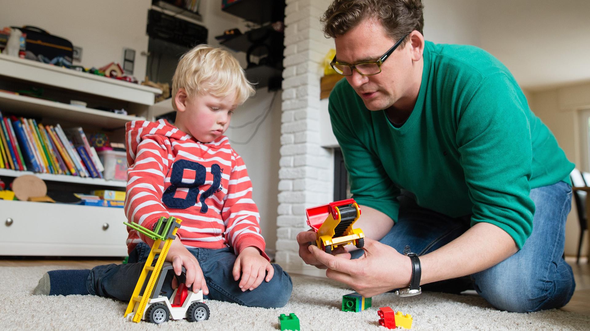 Ein Vater bei der Arbeit: Immer mehr Männer gehen in Elternzeit, allerdings steigen die meisten nur für zwei Monate aus dem Job aus. Ein Vater bei der Arbeit: Immer mehr Männer gehen in Elternzeit, allerdings steigen die meisten nur für zwei Monate aus dem Job aus.