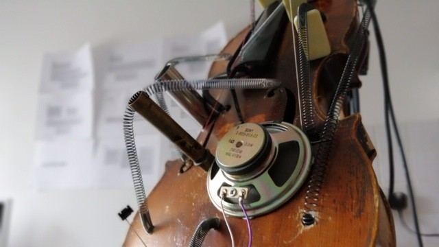 Das Bild zeigt Hardi Kurdas Radiola - eine Bratsche, die mit Sprungfedern und Radio-Teilen kombiniert wurde Das Bild zeigt Hardi Kurdas Radiola - eine Bratsche, die mit Sprungfedern und Radio-Teilen kombiniert wurde