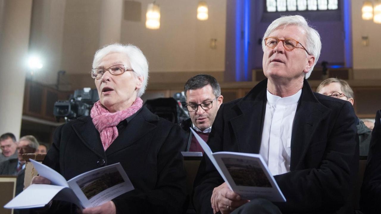 Die Vorsitzende der Synode der Evangelischen Kirche in Deutschland, Irmgard Schwaetzer, und der EKD-Ratsvorsitzende Bischof Heinrich Bedford-Strohm mit Gesangbüchern im Eröffnungsgottesdienst. Die Vorsitzende der Synode der Evangelischen Kirche in Deutschland, Irmgard Schwaetzer, und der EKD-Ratsvorsitzende Bischof Heinrich Bedford-Strohm mit Gesangbüchern im Eröffnungsgottesdienst.