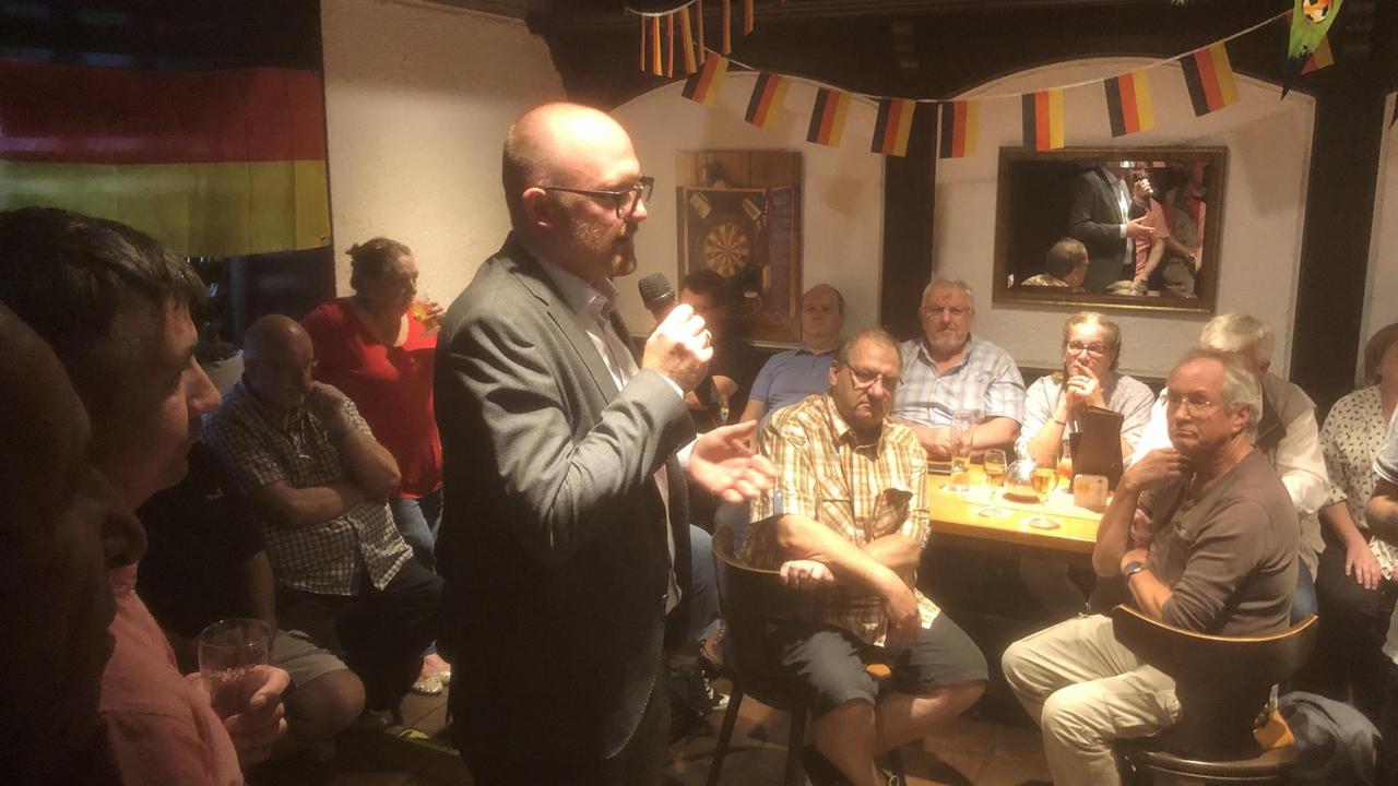 Duisburgs Oberbürgermeister Sören Link (SPD) beim Thekengespräch im Haus Ettwig Duisburgs Oberbürgermeister Sören Link (SPD) beim Thekengespräch im Haus Ettwig