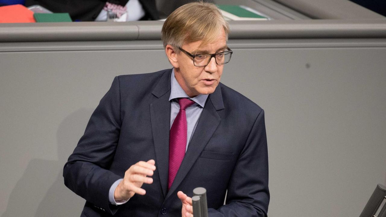 Der Fraktionsvorsitzende der Partei Die Linke, Dietmar Bartsch, spricht im Bundestag zu den Abgeordneten. Der Fraktionsvorsitzende der Partei Die Linke, Dietmar Bartsch, spricht im Bundestag zu den Abgeordneten.