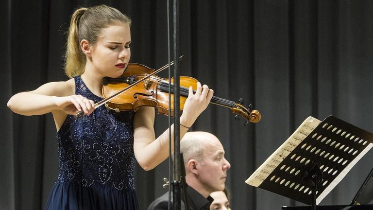 Die Geigerin Dorothea Stepp beim Preisträgerkonzert I des Deutschen Musikwettbewerbs. Die Geigerin Dorothea Stepp beim Preisträgerkonzert I des Deutschen Musikwettbewerbs.