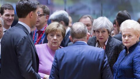 Gespräch auf dem EU-Gipfel: Mark Rutte, Niederlande) mit Angela Merkel, Lars Lokke Rasmussen (Dänemark), Theresa May (Großbritannien) und Dalia Grybauskaite (Litauen).