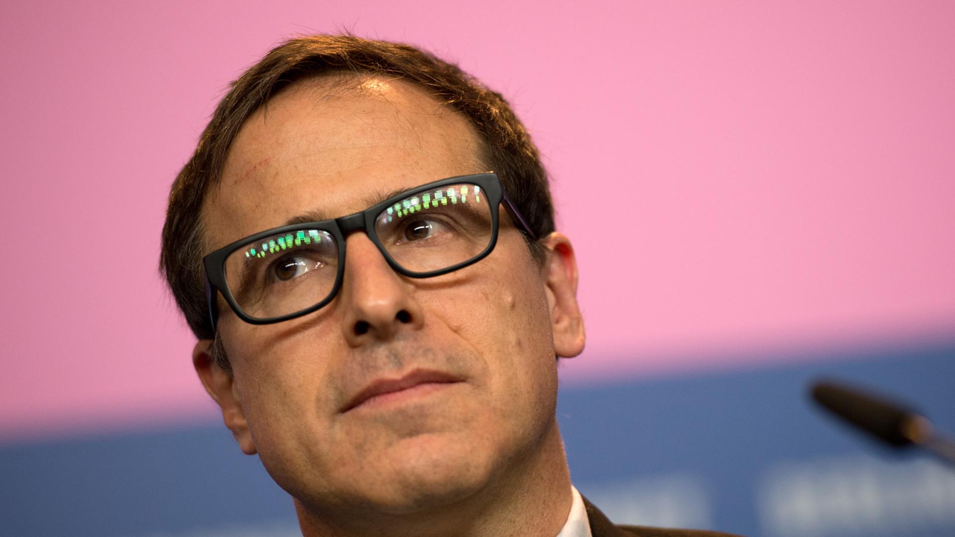 US-amerikanische Regisseur David O. Russell verfolgt am 07.02.2014 in Berlin die Pressekonferenz für seinen Film "American Hustle". US-amerikanische Regisseur David O. Russell verfolgt am 07.02.2014 in Berlin die Pressekonferenz für seinen Film "American Hustle".