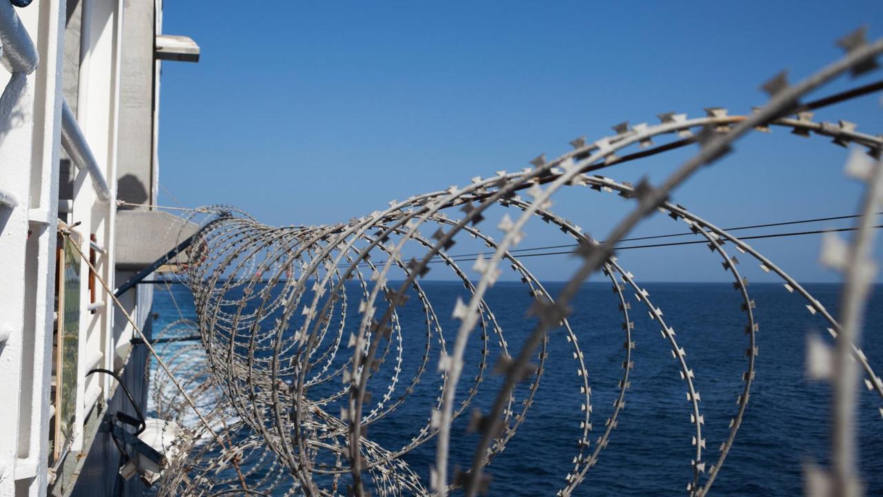 Schutzdraht zur Abwehr von Piraten an einem Schiff vor Somalia.