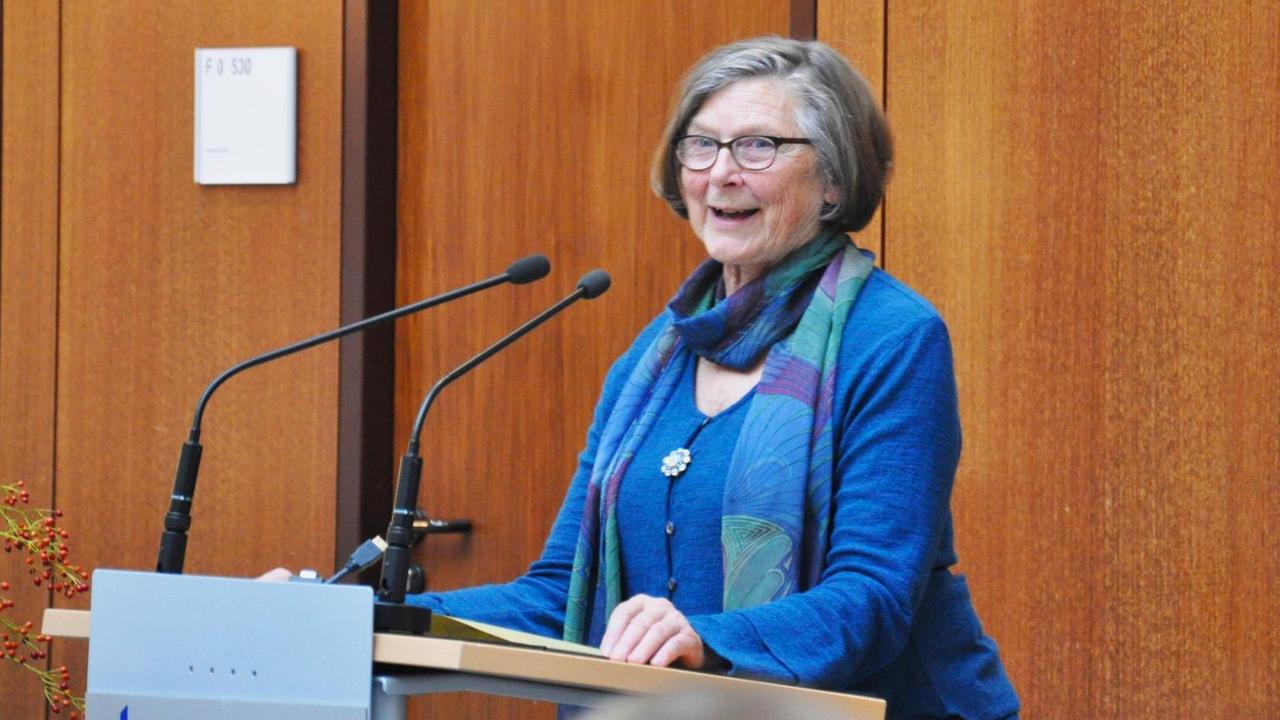 Die Informatikerin Christiane Floyd steht an einem Rednerpult in einem Hörsaal under Uni Paderborn und spricht.