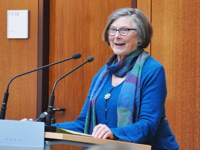 Die Informatikerin Christiane Floyd steht an einem Rednerpult in einem Hörsaal under Uni Paderborn und spricht.