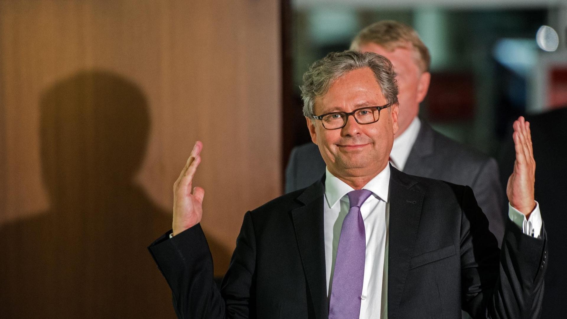 epa05467581 Alexander Wrabetz, Director General of the national public service Austrian Broadcasting Corporation (Oesterreichischer Rundfunk, or ORF), addresses the media after his third re-election to ORF's new director general, in Vienna, Austria, 09 August 2016. EPA/CHRISTIAN BRUNA | epa05467581 Alexander Wrabetz, Director General of the national public service Austrian Broadcasting Corporation (Oesterreichischer Rundfunk, or ORF), addresses the media after his third re-election to ORF's new director general, in Vienna, Austria, 09 August 2016. EPA/CHRISTIAN BRUNA |