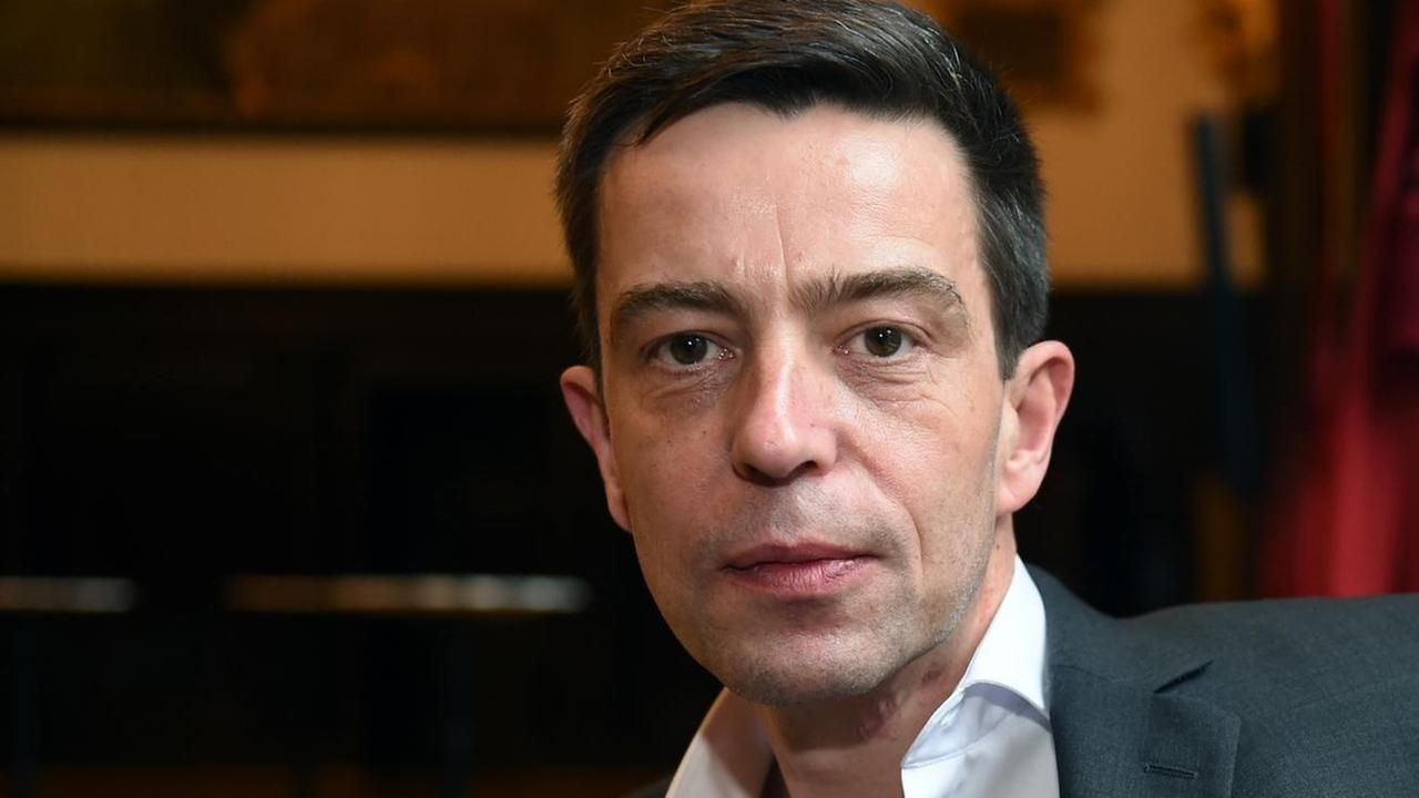 Schriftsteller Henning Ahrens posiert am 25.01.2016 im Rathaus in Bremen vor der Verleihung des Bremer Literaturpreises 2016 Schriftsteller Henning Ahrens posiert am 25.01.2016 im Rathaus in Bremen vor der Verleihung des Bremer Literaturpreises 2016