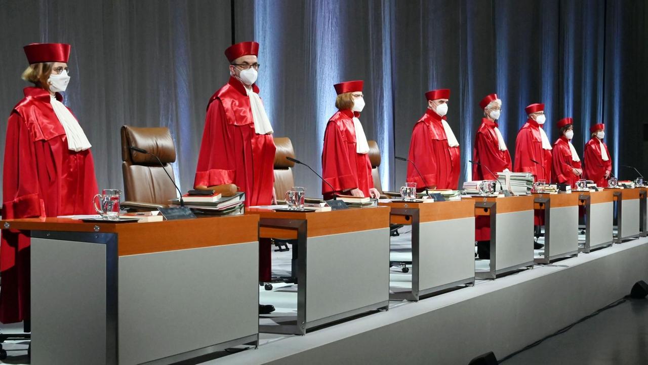 Der Zweite Senat beim Bundesverfassungsgericht, (l-r) Astrid Wallrabenstein, Ulrich Maidowski, Monika Hermanns, Peter Müller, Doris König (Vorsitz), Peter M. Huber, Sibylle Kessal-Wulf und Christine Langenfeld, eröffnet in der Messe Karlsruhe in der dm-Arena die mündliche Verhandlung über Oppositionsklagen gegen die Aufstockung der staatlichen Parteienfinanzierung. Der Zweite Senat beim Bundesverfassungsgericht, (l-r) Astrid Wallrabenstein, Ulrich Maidowski, Monika Hermanns, Peter Müller, Doris König (Vorsitz), Peter M. Huber, Sibylle Kessal-Wulf und Christine Langenfeld, eröffnet in der Messe Karlsruhe in der dm-Arena die mündliche Verhandlung über Oppositionsklagen gegen die Aufstockung der staatlichen Parteienfinanzierung.