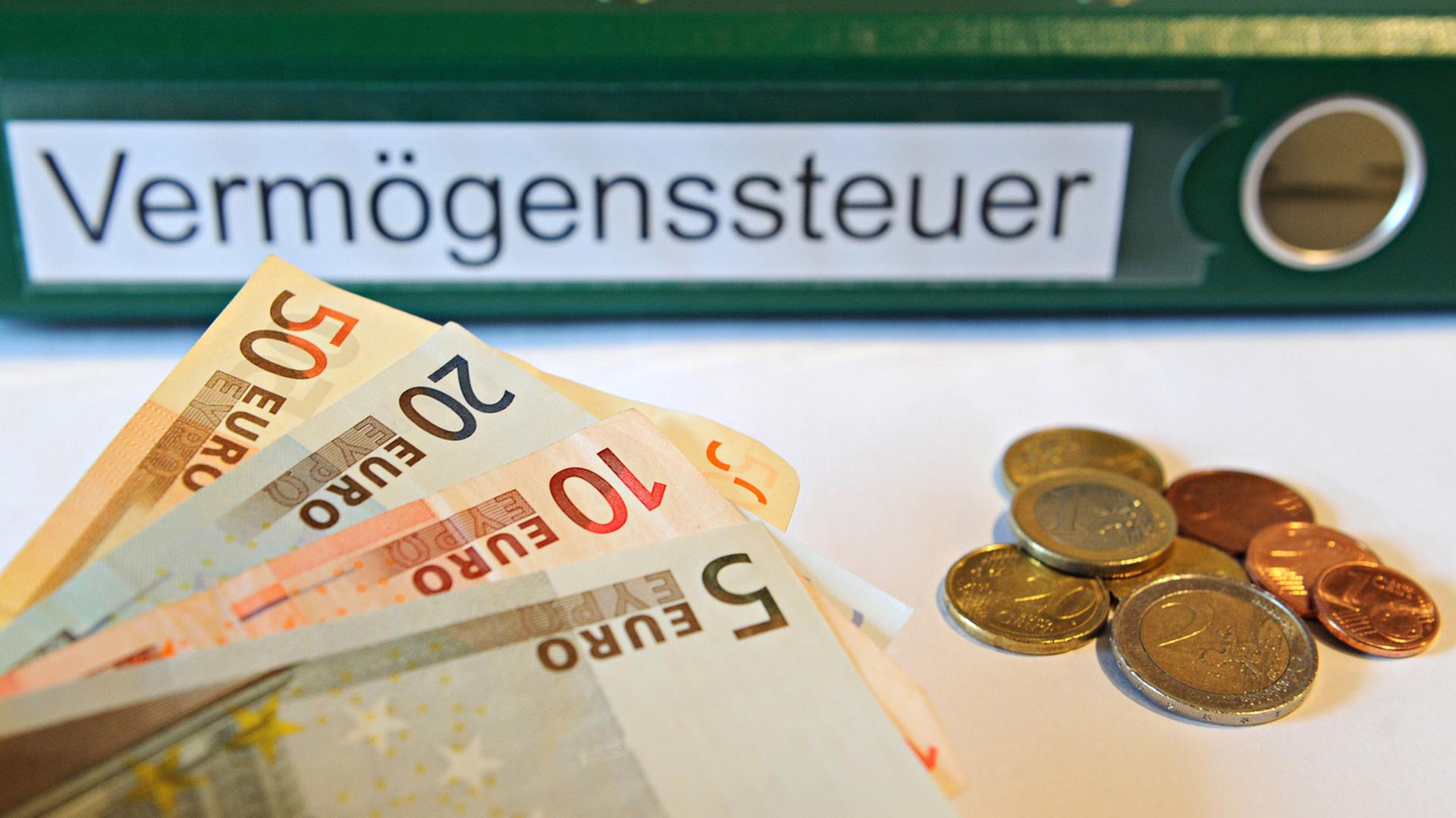 Wenn es um Armut in Deutschland geht, wird oft die Wiedereinführung der Vermögenssteuer gefordert - Geld, das in Bildung und Chancengleichheit fließen soll. Wenn es um Armut in Deutschland geht, wird oft die Wiedereinführung der Vermögenssteuer gefordert - Geld, das in Bildung und Chancengleichheit fließen soll.
