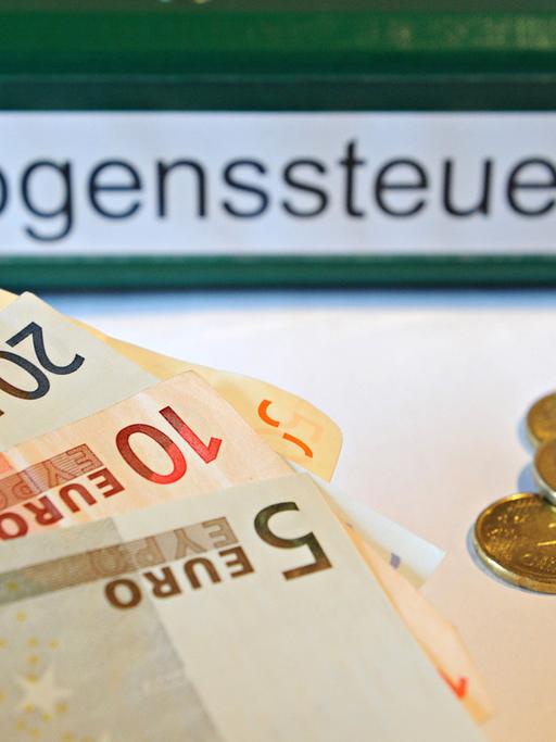 Wenn es um Armut in Deutschland geht, wird oft die Wiedereinführung der Vermögenssteuer gefordert - Geld, das in Bildung und Chancengleichheit fließen soll.