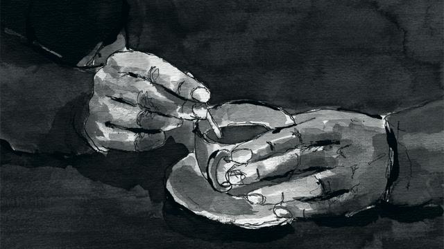 Eine Kaffeetasse und eine Hand, die den Kaffee umrührt Eine Kaffeetasse und eine Hand, die den Kaffee umrührt