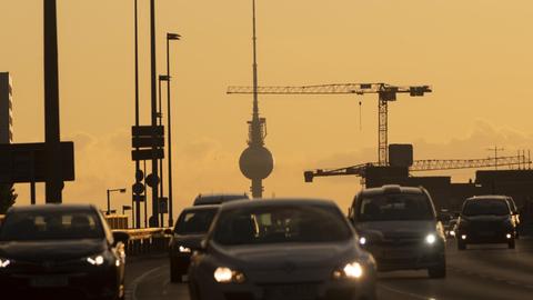 Dicht an dicht sind Fahrzeuge am Abend auf der Frankfurter Allee in Richtung Lichtenberger Brücke unterwegs. Im Hintergrund ist der Fernsehturm zu sehen.