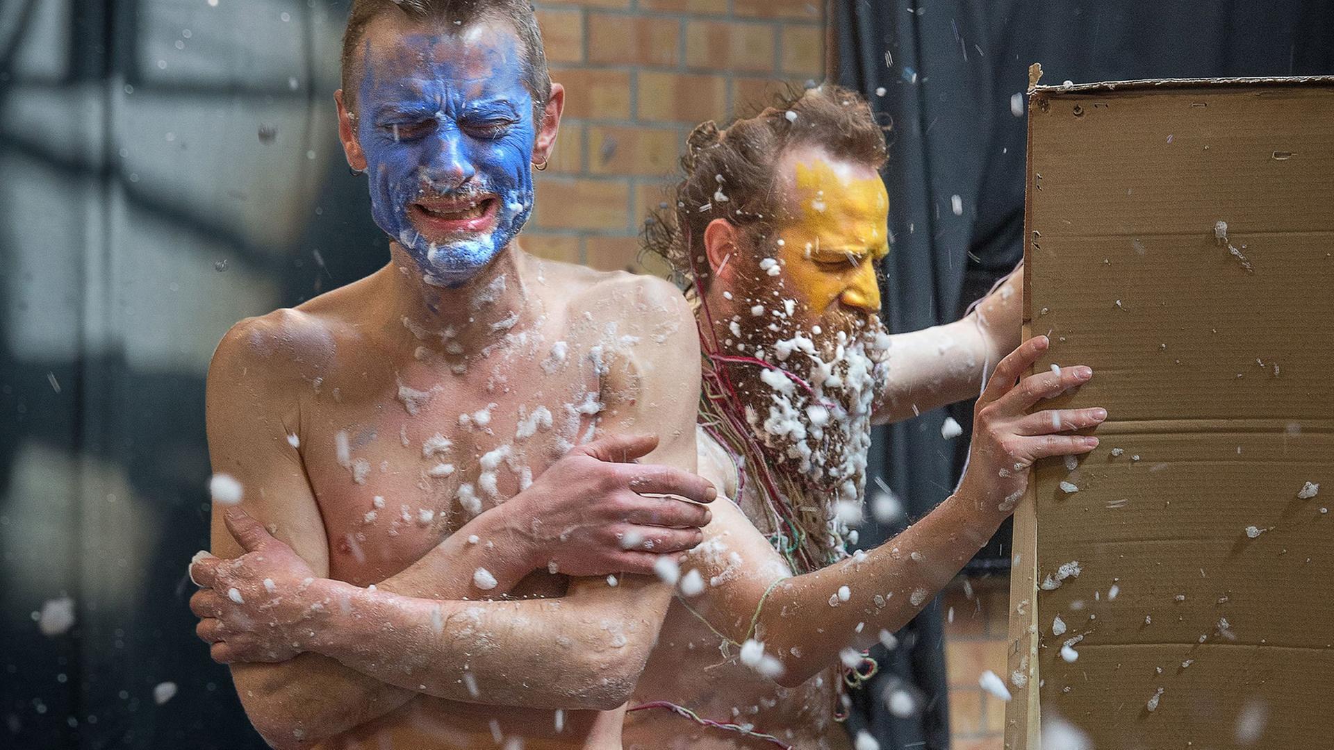Performance "We don't speak to be understood" der flämischen Theatermacher Pieter Ampe und Benjamin Verdonck bei den Tanztagen Potsdam 2015 Performance "We don't speak to be understood" der flämischen Theatermacher Pieter Ampe und Benjamin Verdonck bei den Tanztagen Potsdam 2015