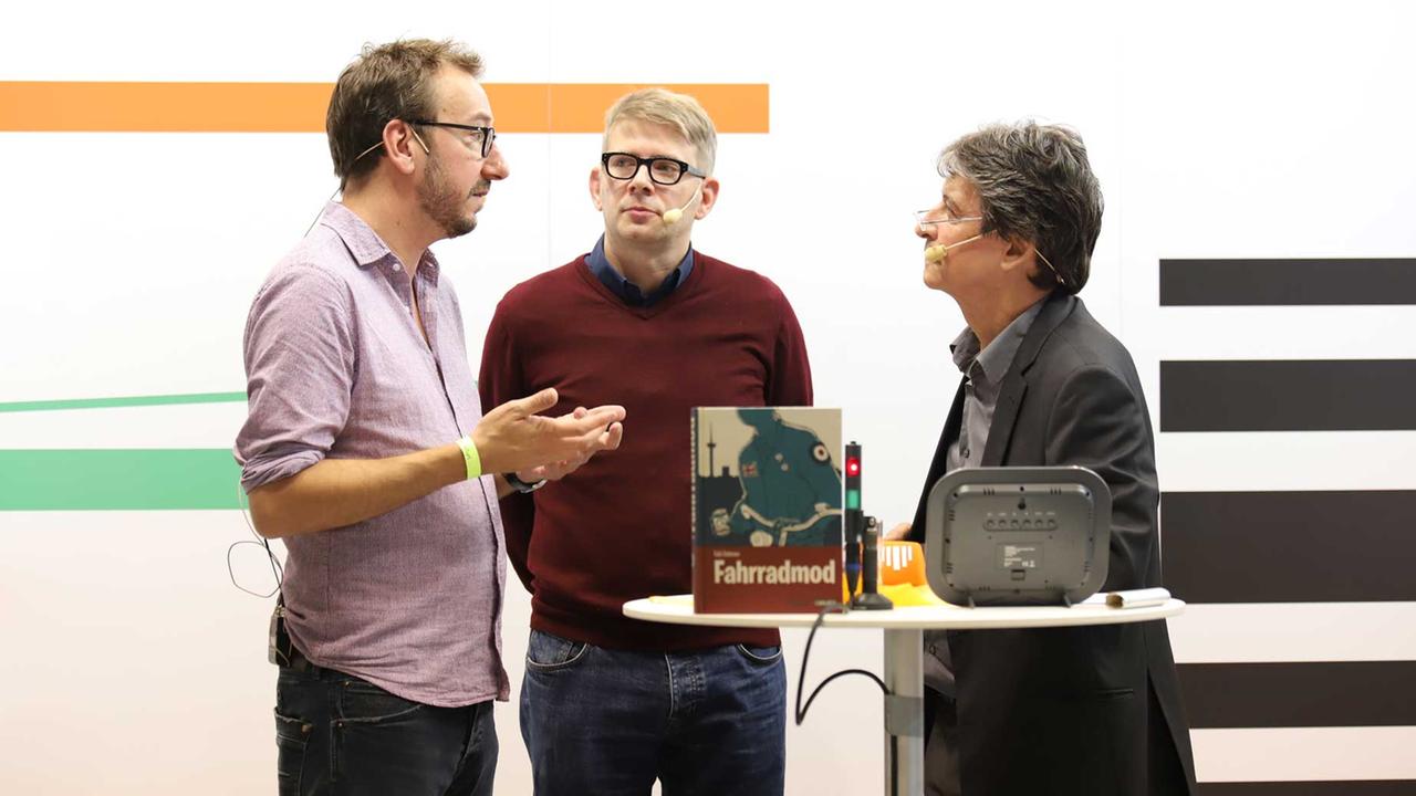 Die Comic-Autoren Tobi Dahmen (r.) und Mathieu Diez (l.) im Gespräch mit Joachim Scholl bei der Sendung Lesart auf der Frankfurter Buchmesse 2017

