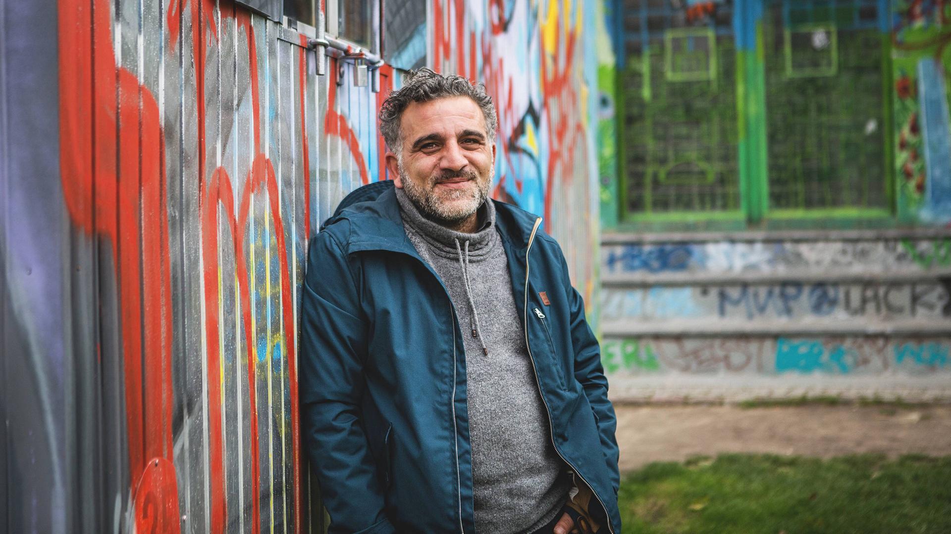 Cengiz Demirci, Parkmanager im Görlitzer Park. Er und seine Parkläufer arbeiten als eine Art Sozialvermittler zwischen Drogendealern und Polizei von einem zum Büro umfunktionierten Bauwagen aus. Cengiz Demirci, Parkmanager im Görlitzer Park. Er und seine Parkläufer arbeiten als eine Art Sozialvermittler zwischen Drogendealern und Polizei von einem zum Büro umfunktionierten Bauwagen aus.