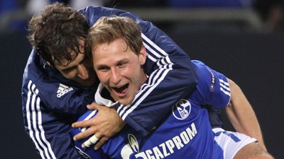 Raúl und Benedikt Höwedes freuen sich über den Einzug ins Halbfinale der Champions League.
